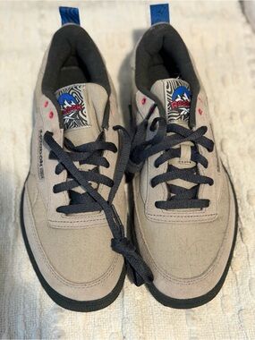 Reebok Beige Canvas Sneakers with Navy Tongue and Pink Eyelets